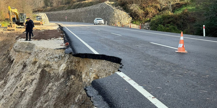 Bartın-Kastamonu kara yolunda heyelan