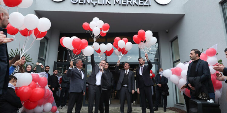 Başakşehir'de Kayaşehir Gençlik Merkezi açıldı