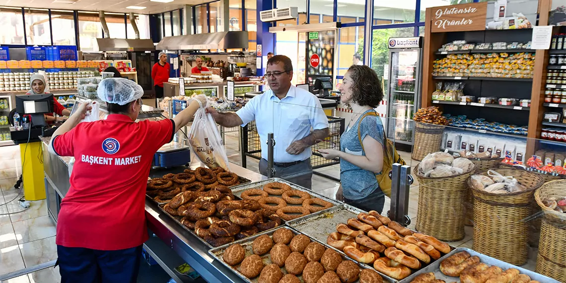 Uygun fiyat politikasıyla vatandaşların yüzünü güldüren başkent market kadın istihdamı ve yerli üreticiye desteğini sürdürüyor.