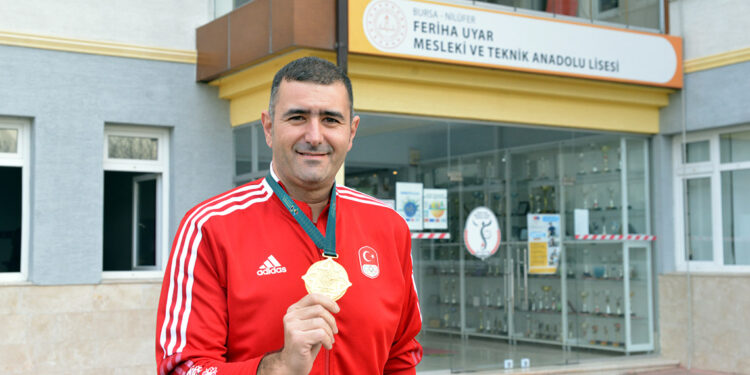 Beden eğitimi öğretmeni milli atıcı, 33 madalyalık başarısı