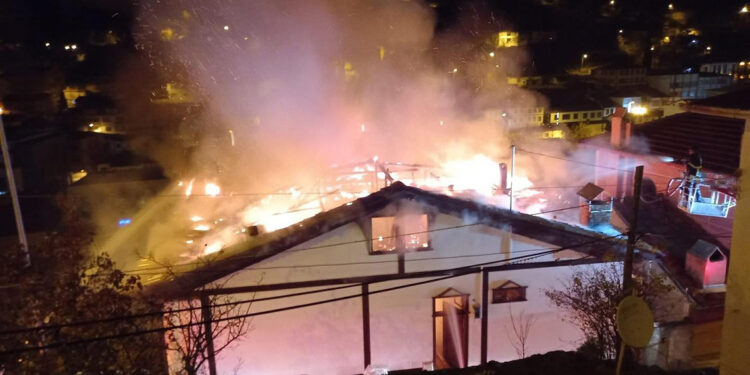 Belediyenin tadilatını yaptığı tarihi konakta yangın