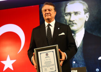Beşiktaş'ın yeni başkanı Hasan Arat mazbatasını aldı