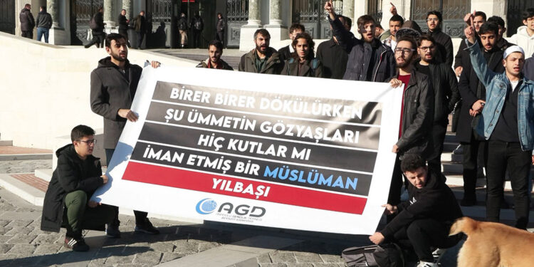 Beyazıt'ta yılbaşı kutlamalarını protesto ettiler