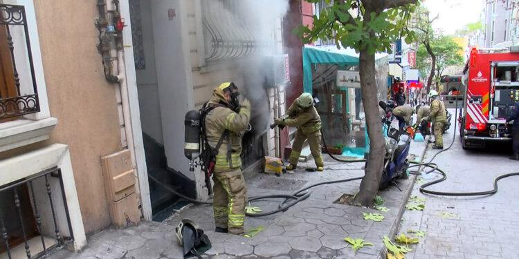 Beyoğlu'nda apart otelde yangın