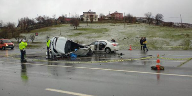 Bingöl'de otomobiller çarpıştı: 1 ölü, 4 yaralı