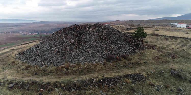 Binlerce yıllık tümülüsler, definecilerin tahribatına uğradı