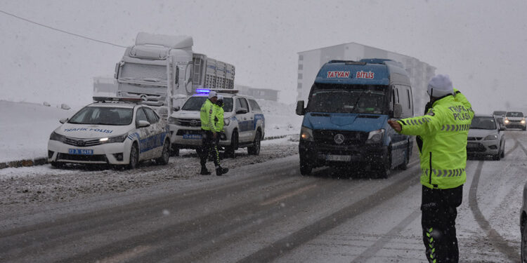 Bitlis'in yükseklerinde kar kalınlığı 50 santimetreye ulaştı 