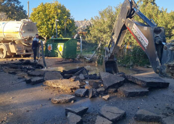 Bodrum'da ana su isale hattı patladı, yol trafiğe kapandı