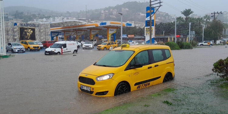 Bodrum'da sağanakta cadde ve sokaklar göle döndü