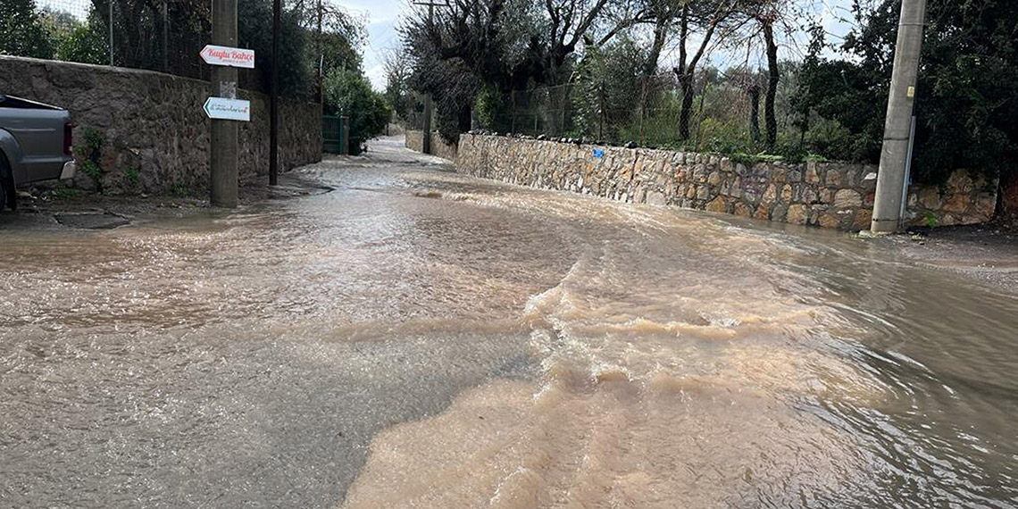 Bodrum'daki sağanakta evde mahsur kalan 4 kişi kurtarıldı