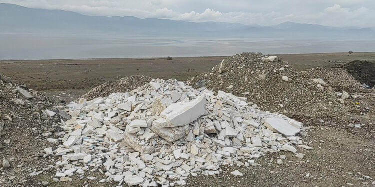 Burdur Gölü kenarına yine moloz ve atık döküldü