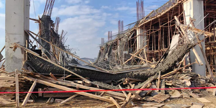 Bursa'da inşaatta iskelenin çökmesiyle 6 işçi yaralandı