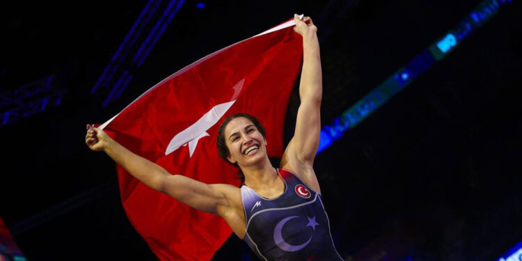 Buse Tosun, yılın en iyi çıkış yapan kadın güreşçisi seçildi