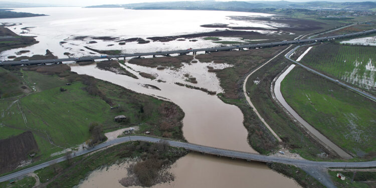 Büyükçekmece Gölü'nde tarihi Çakmak Hattı su altında kaldı