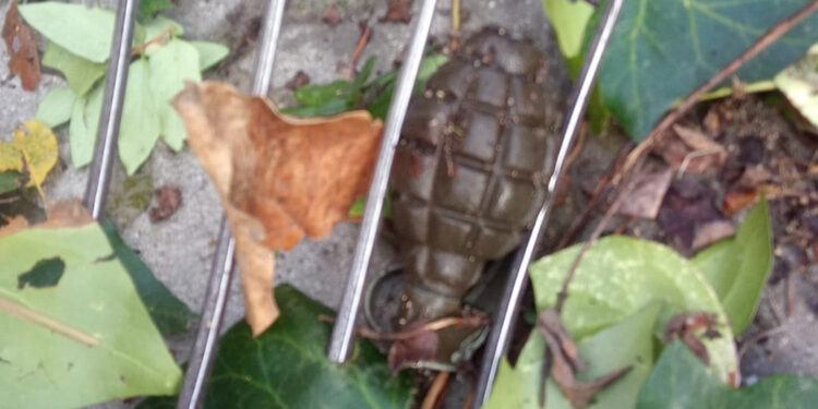 Büyükçekmece'de bir binanın önünde el bombası bulundu