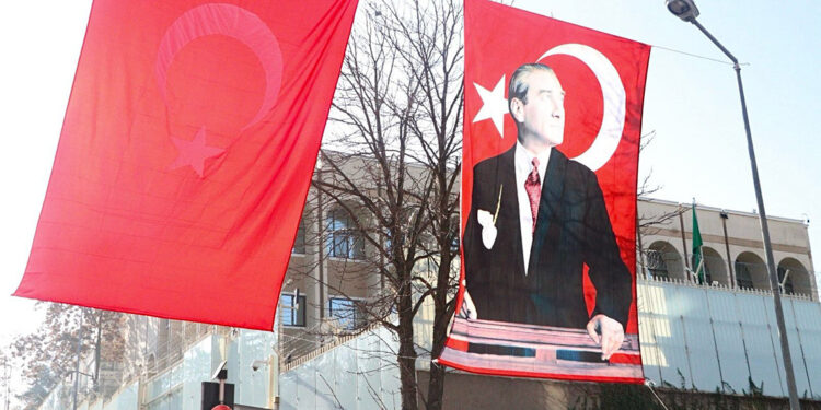 Büyükeçlilik çevresi Atatürk posterleri ile donatıldı