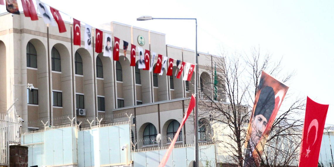 Büyükeçlilik çevresi Atatürk posterleri ile donatıldı