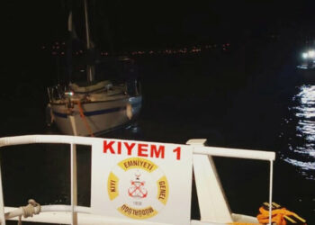 Çanakkale Boğazı'nda sürüklenen yelkenli Eceabat'a çekildi