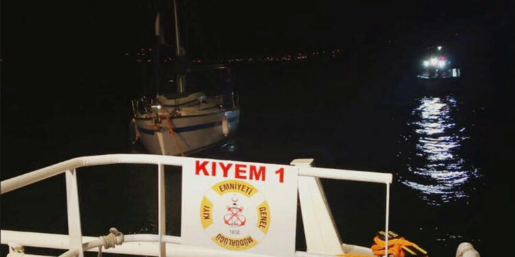 Çanakkale Boğazı'nda sürüklenen yelkenli Eceabat'a çekildi