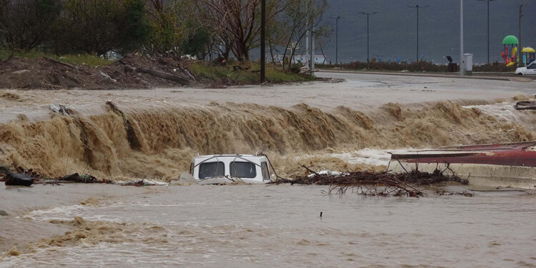 Çanakkale'de sağanak; dereler taştı