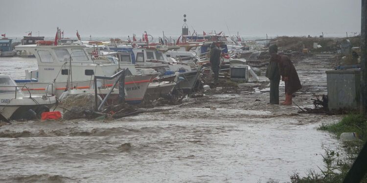 Çanakkale'de sağanak nedeniyle Kepez Çayı taştı