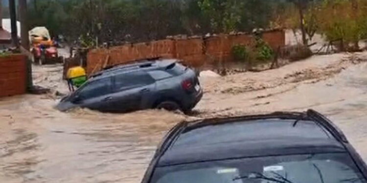 Çanakkale'de sağanak nedeniyle dere taştı