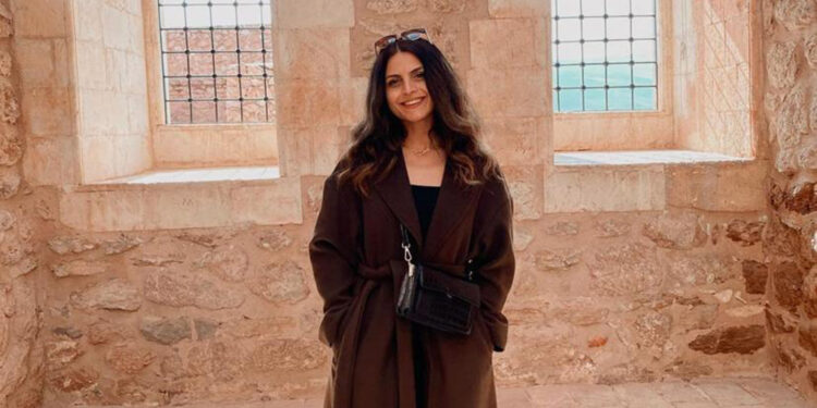 Çatı katından atlayan anaokulu öğretmeni öldü