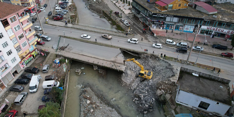 Çayeli'nde taşkına neden olan köprülere yıkım kararı