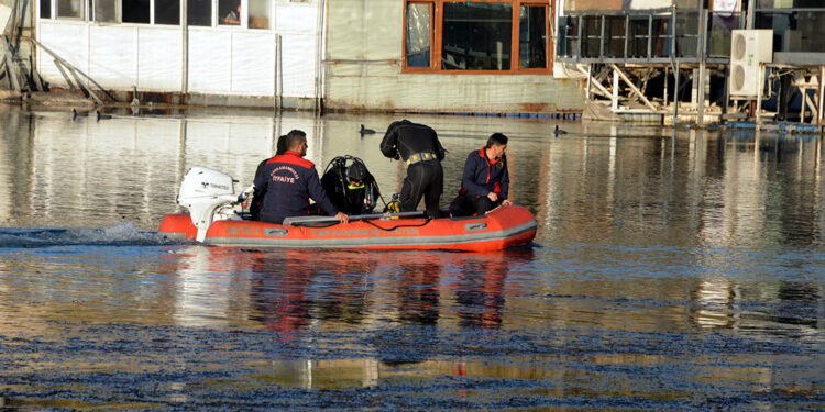 Ceyhan Nehri'ne düşen çocuğu arama çalışmaları başladı