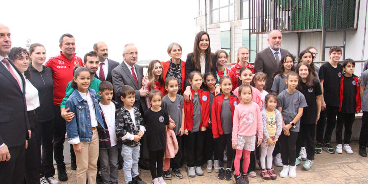 Çiğdem Karaaslan, cimnastikte başarılı sporcularla buluştu