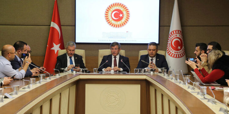 Davutoğlu: Başka partilerle iş birliğine gidebiliriz