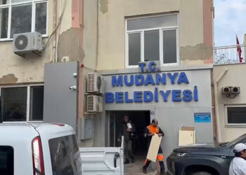 Depremde kolonları çatlayan belediye binasına tahliye