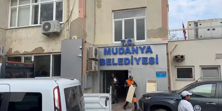 Depremde kolonları çatlayan belediye binasına tahliye