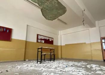 Ders sırasında tavandaki sıva düştü: 7 öğrenci yaralı