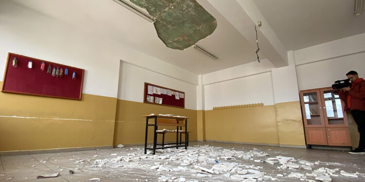 Ders sırasında tavandaki sıva düştü: 7 öğrenci yaralı