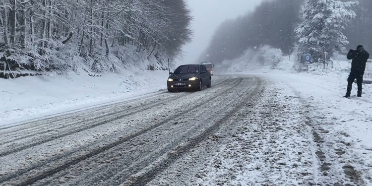 Domaniç'te kar yağışı