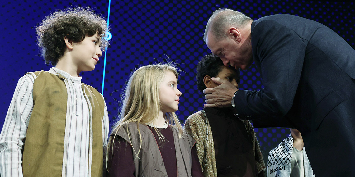 Cumhurbaşkanı Recep Tayyip Erdoğan, "Küresel medya kartelleri Gazze'deki vahşeti gözlerden kaçırmaya, Hamas bahanesiyle gazeteci katliamını meşrulaştırmaya çalışmaktadır. Şu anda Gazze'de 70'i aşkın medya mensubu öldü. Nerede dünya? Dünyanın o meşhur basın yayın organları nerede?" dedi.