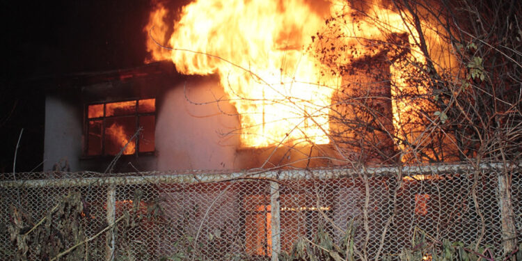 Düzce'de 2 katlı metruk evde yangın