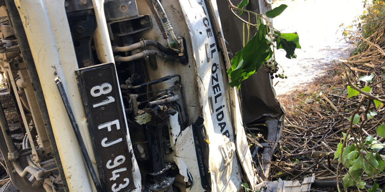 Düzce'de çöp kamyonu devrildi; 2 işçi yaralı