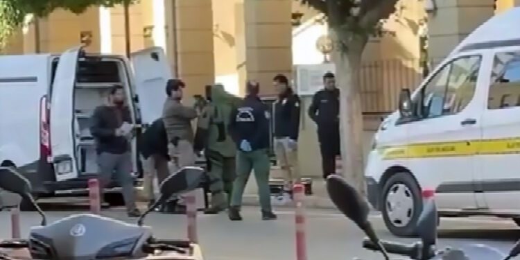 El yapımı patlayıcıyla eski adliye binasına gitti, polise teslim oldu