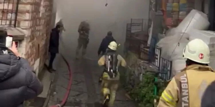 Eminönü'nde iş yerinde yangın