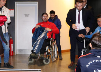 Engelli şampiyonlara ödül töreninde merdiven engeli