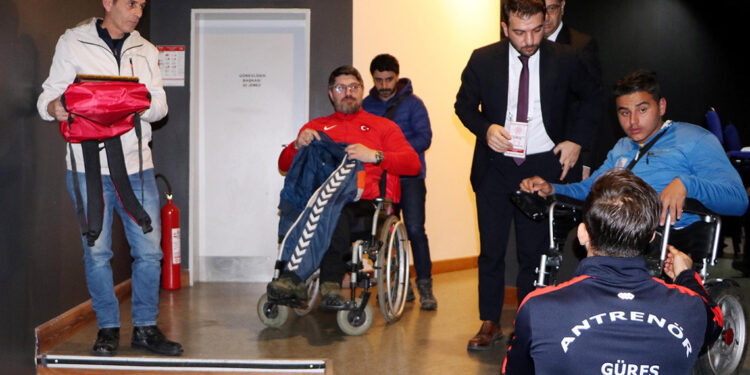 Engelli şampiyonlara ödül töreninde merdiven engeli