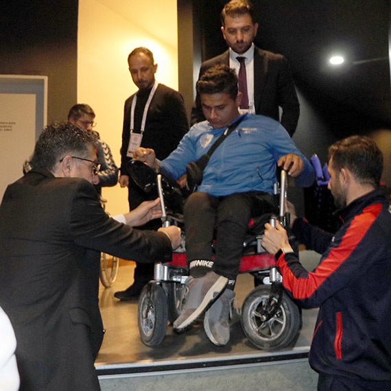 Engelli şampiyonlara ödül töreninde merdiven engeli