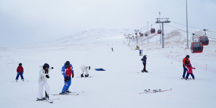 Erciyes'te kayak sezonu açıldı