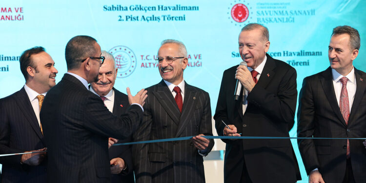 Erdoğan Sabiha Gökçen Havalimanı'nın 2'nci pistin açtı