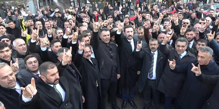 Erzurum ülkü ocakları üyeleri şehitler için yürüdü