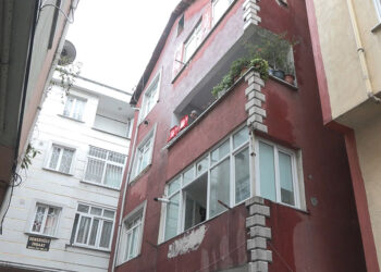 Esenler'de deprem sonrası hasar ihbarı yapılan bina incelendi