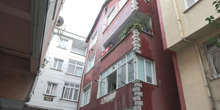 Esenler'de deprem sonrası hasar ihbarı yapılan bina incelendi