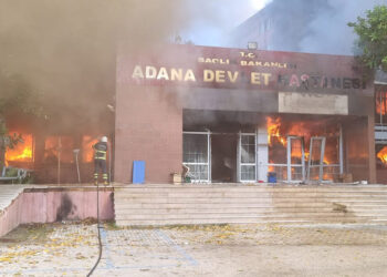Eski Adana Devlet Hastanesi'nin deposunda yangın